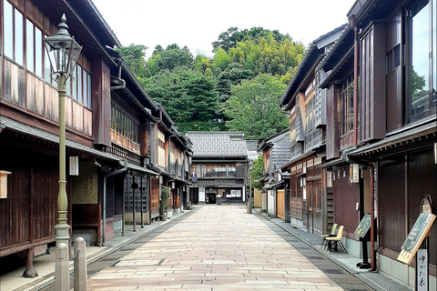 Kanazawa: Samurai, Castle & Geisha Private Bus Tour