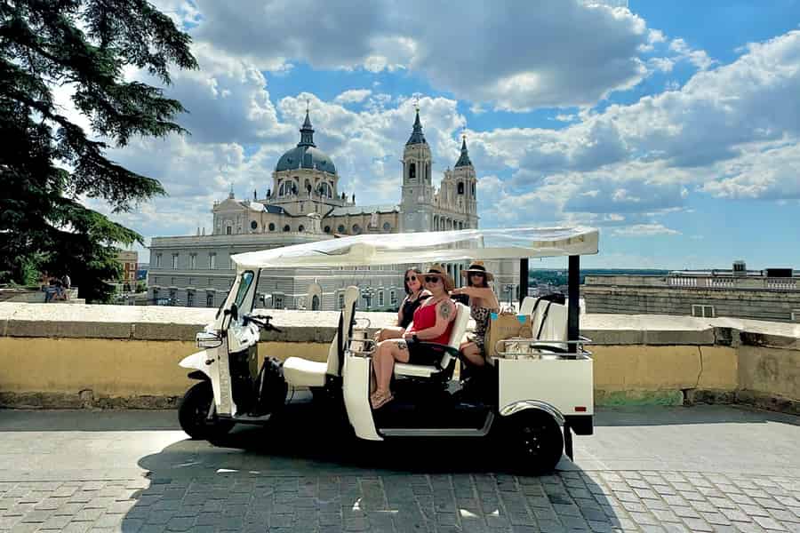 Madrid: Private Tuk-Tuk-Tour mit erfahrenem Guide und Panoramablick. Foto: GetYourGuide Madrid: Private Tuk-Tuk-Tour mit erfahrenem Guide und Panoramablick. Foto: GetYourGuide