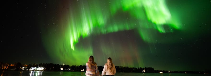 Ranua : Excursion d'observation des aurores boréales avec repas au feu de camp et appareil photo professionnel
