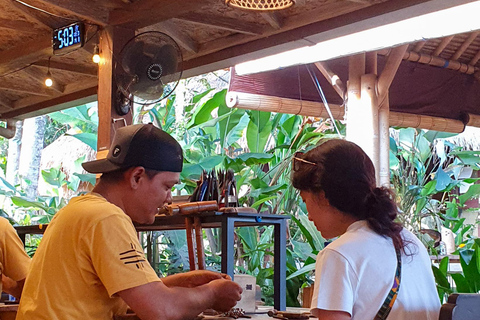 Paralleluniversum Schmuckherstellung in UbudSchmuckherstellung aus Silber, Steinen und Messing in Ubud