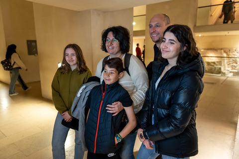 París: Tour familiar privado del Louvre para niños con ticket de entradaRecorrido matinal en IT, ES, DE, CH, PT, RU