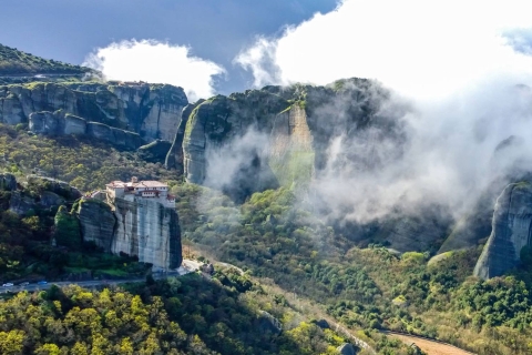 From Thessaloniki : Full-Day Train Trip to Meteora w/ Guide First Class Train Tickets - Tour in Spanish