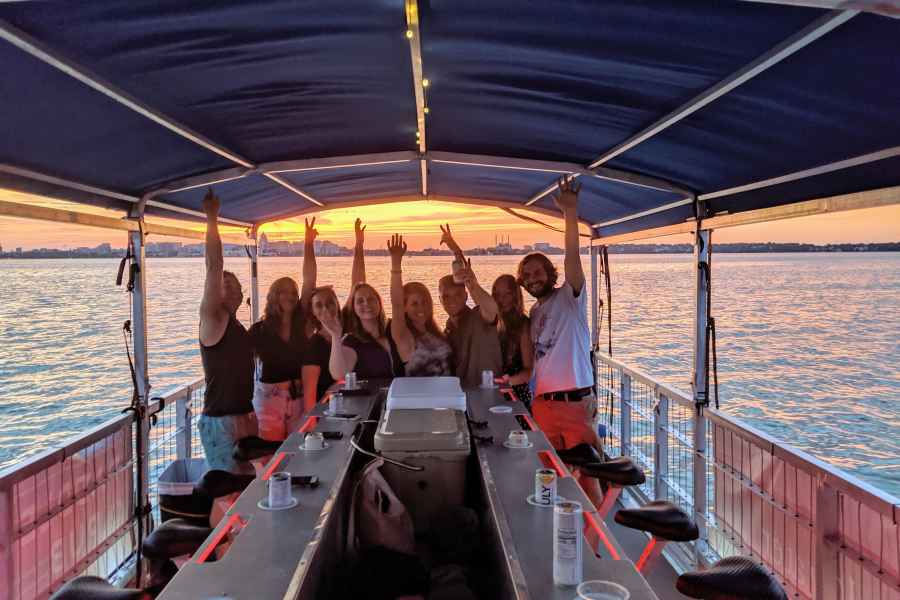 Clearwater: Kreuzfahrt bei Sonnenuntergang und Delfinbeobachtung. Foto: GetYourGuide