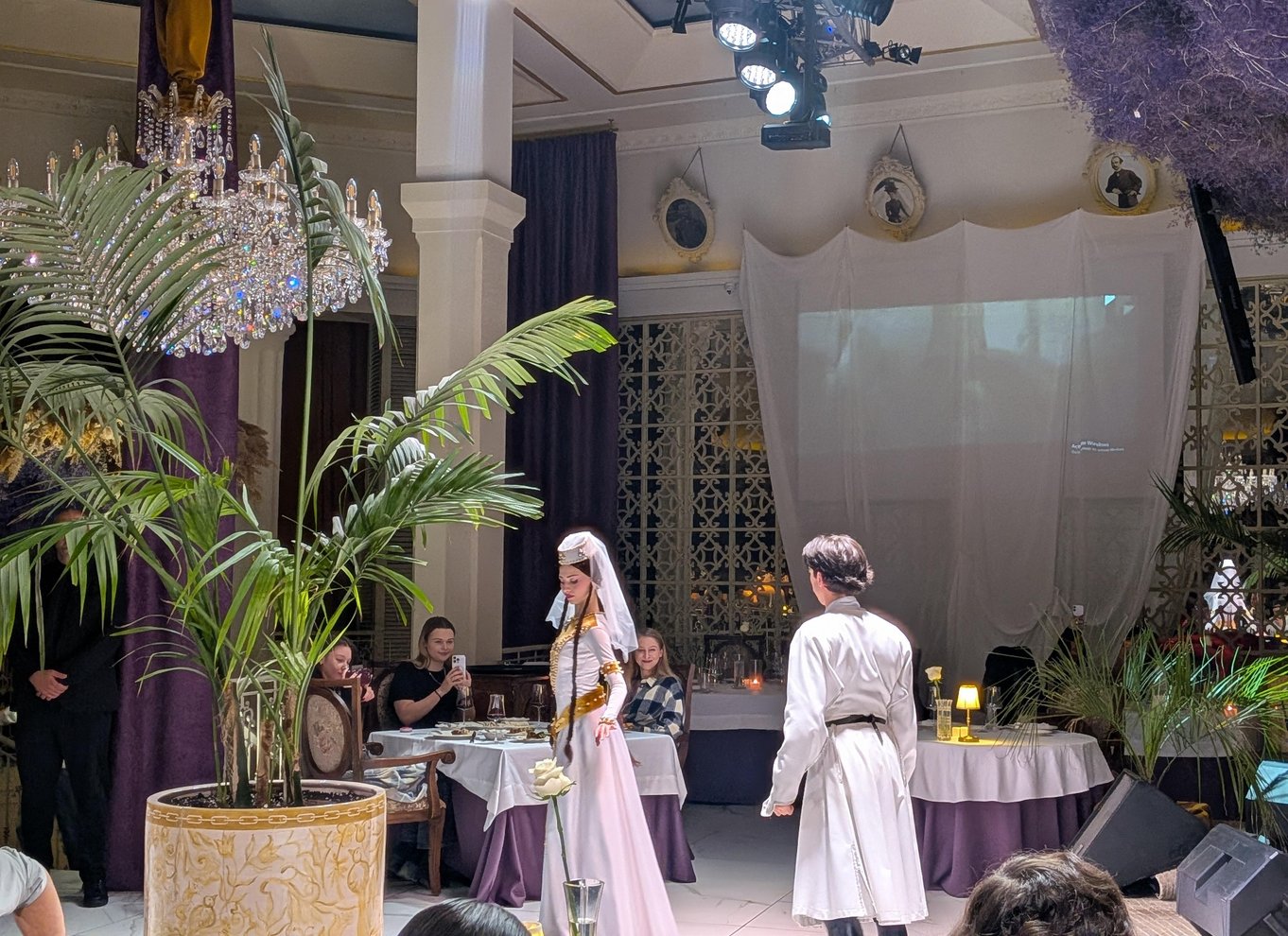 Tbilisi: georgisk middag, danseshow og afhentning på hotellet