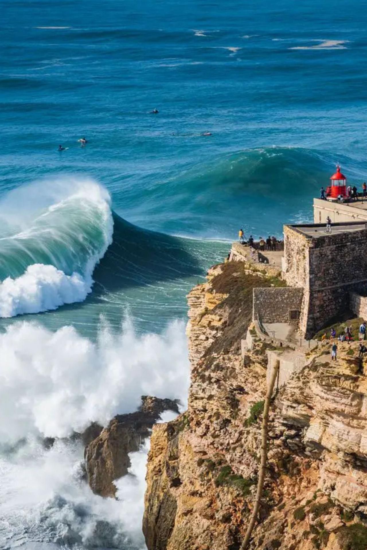 Riesenwellen in Nazaré und mittelalterliches Dorf Óbidos