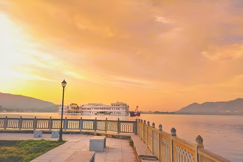 Udaipur: Instagram Photo Tour with Boat Ride & Sunset Views Tour by Car with an Expert Guide