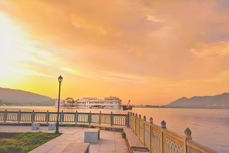 Udaipur: Instagram Photo Tour with Boat Ride & Sunset Views Tour by Car with an Expert Guide