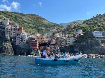 Riomaggiore: Guided Boat Tour around Cinque Terre