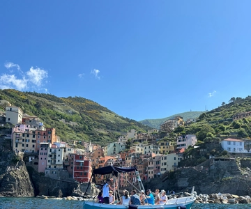 Riomaggiore: Guided Boat Tour around Cinque Terre