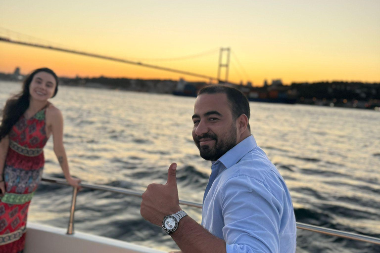 Istanbul: Bosphorus Sunset Cruise with Snacks and Wine Istanbul: Bosphorus Sunset Cruise without Wine