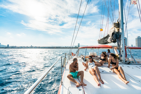 Barcelona: Catamaran cruise overdag of bij zonsondergang met drankjeZonsondergang: boottocht op een catamaran met een kleine groep