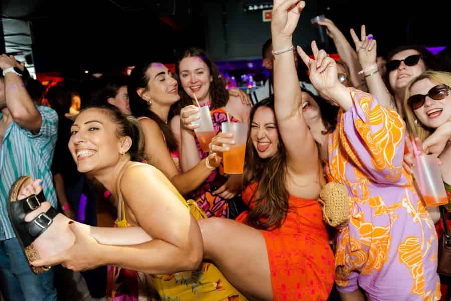 Kneipentour in Lissabon mit offener Bar, Shots und VIP-Club-Eintritt. Foto: GetYourGuide