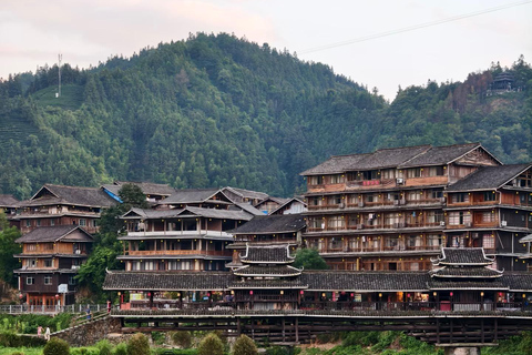 桂林至三江：东村、当地午餐和茶山其他语言的导游