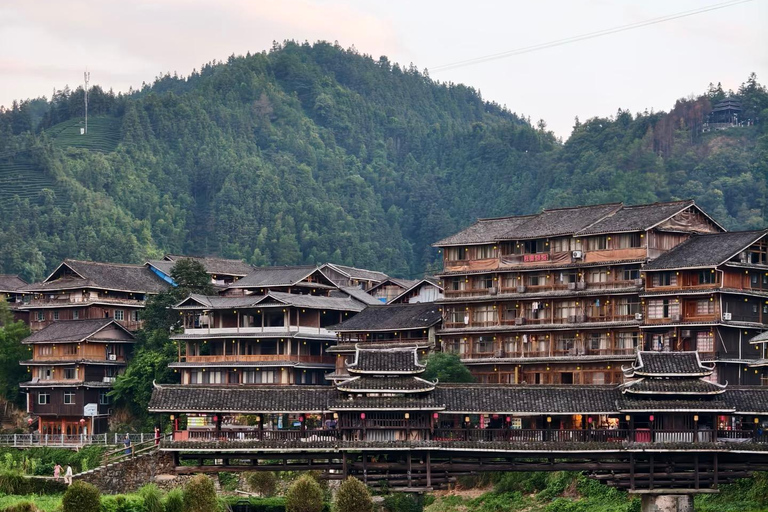 桂林至三江：东村、当地午餐和茶山其他语言的导游