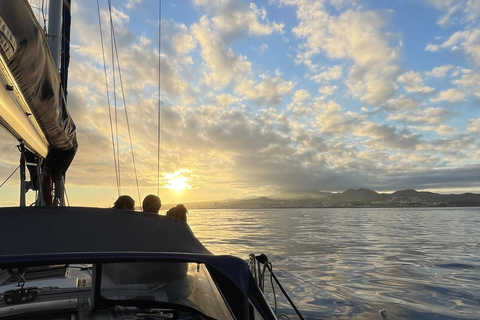Full Day: Sailing tour with lunch & snorkeling included.