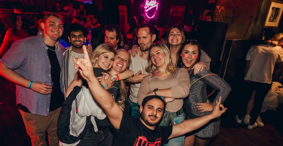 Cardiff: Geführte Kneipentour mit Shots und Eintritt in einen Nachtclub