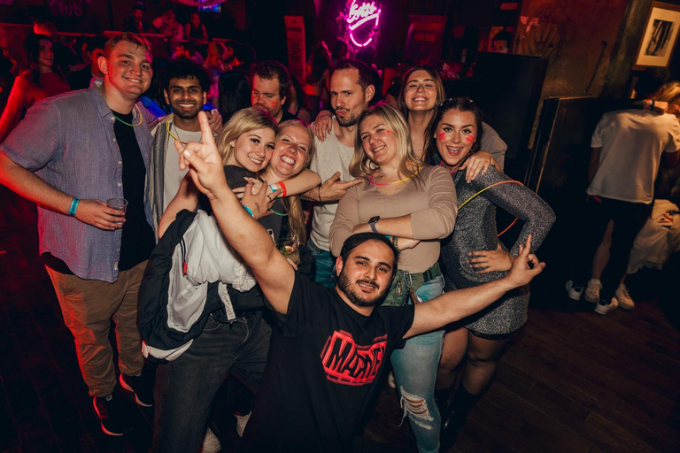 卡迪夫：导游陪同酒吧巡游，包含畅饮和夜店入场券Cardiff: Guided Bar Crawl with Shots and Nightclub Entry