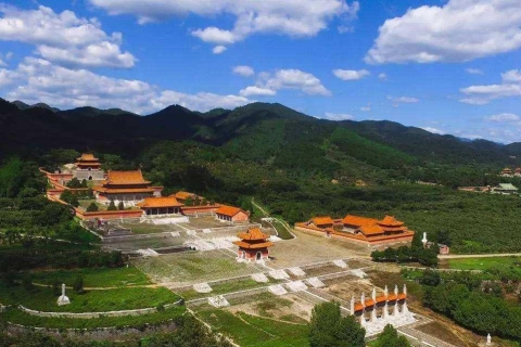Prywatna jednodniowa wycieczka do grobowców Ming w PekinieWycieczka podstawowa - bez opłaty za wstęp bez wyżywienia