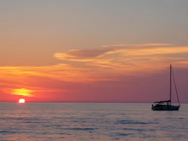 Tropea: Aperitif bei Sonnenuntergang auf einem Segelboot