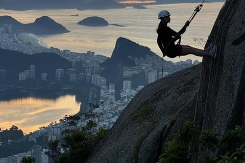 Rio de Janeiro: Morro Dois Irmãos Guided Sunrise Hike