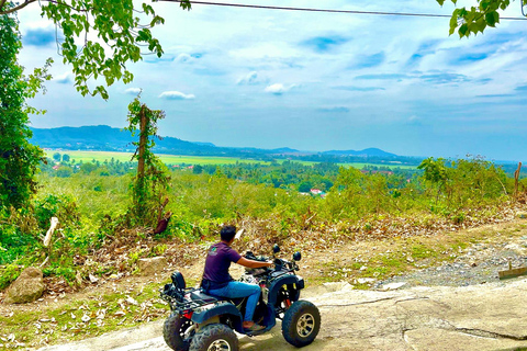 Langkawi Quad Hilltop Golden HourL&#039;heure d&#039;or du quad sur la colline de Langkawi