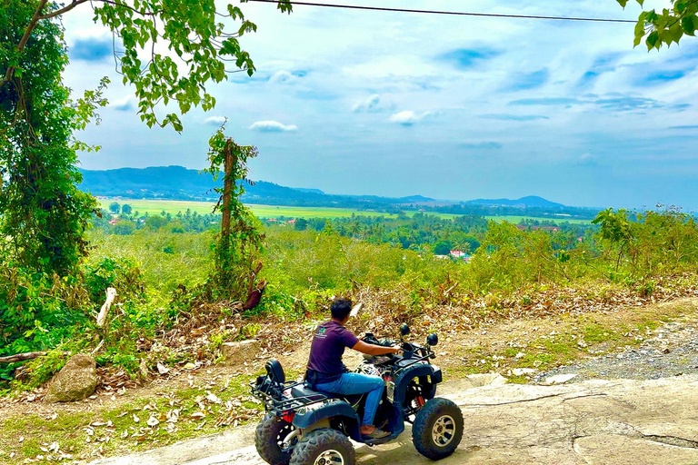 Langkawi Quad Hilltop Golden HourL&#039;heure d&#039;or du quad sur la colline de Langkawi