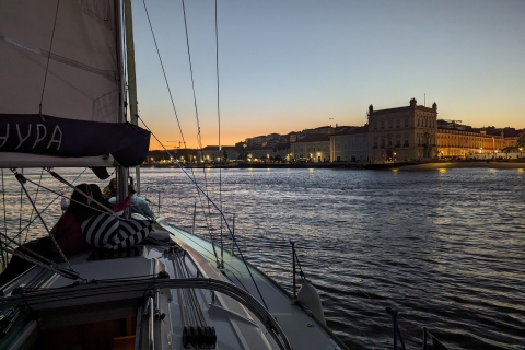 Lissabon: 2 Stunden Bootstour. Gemeinsames Erlebnis. Tag-Sonnenuntergang-NachtLissabon: Bootstour. Gemeinsames Segelerlebnis. Sonnenuntergang.