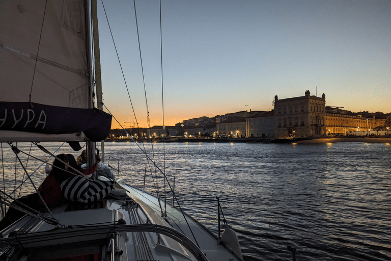 Lissabon: 2 Stunden Bootstour. Gemeinsames Erlebnis. Tag-Sonnenuntergang-NachtLissabon: Bootstour. Gemeinsames Segelerlebnis. Sonnenuntergang.