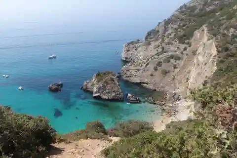 Sesimbra: Ribeiro do Cavalo Beach Roundtrip Boat Transfer