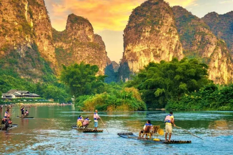 阳朔：天际线山脊、玉龙江和十里画廊阳朔：天际线山脊、玉龙河和十里画廊