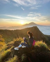 Monte Batur trekking plantaciones de hojas de primavera al amanecer al amanecer - Housity