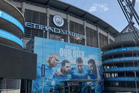 Manchester: Private Iconic Taxi Tour with Local Guide Mike