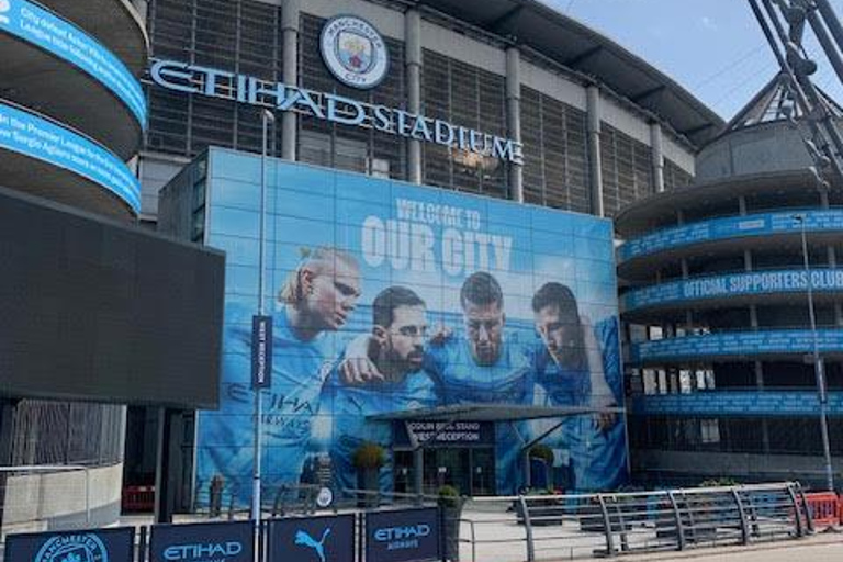 Manchester: Private Iconic Taxi Tour with Local Guide Mike