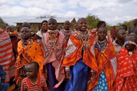 Visita privada a la aldea masai y a las termas de ChemkaVisita a la aldea masai y a las termas de Chemka con almuerzo caliente