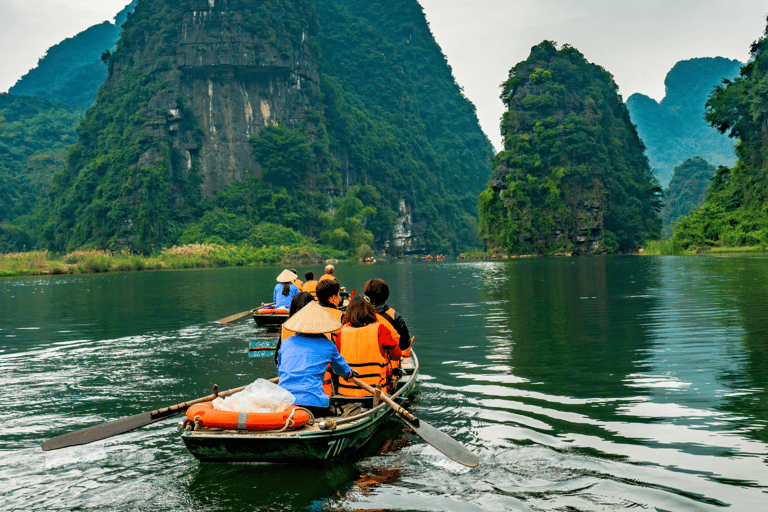 Desde Ha Noi: Excursión de un día a Trang An/Tam Coc, Cuevas de Mua, Hoa LuGrupo Deluxe: Hoa Lu - Trang An - Cueva de Mua ( Max 20 Personas )