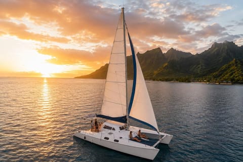 Croisière Privée You & Me au Sunset sur un Catamaran, Bulles & Tapas
