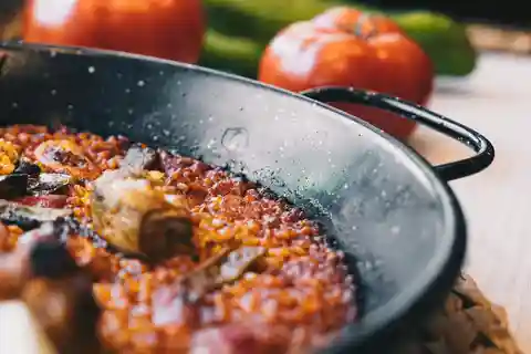Изучите испанскую кухню: паэлья и блюда из риса.