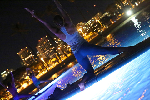 Honolulu: Nacht-SUP-Yoga-Kurs