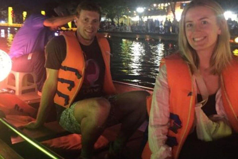 Hoi An: Private night boat Trip & release lantern on river