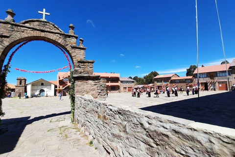 Puno: Ganzer Tag schwimmende Inseln der Uros + Taquile + Englisch/Spanisch sprechender Reiseleiter