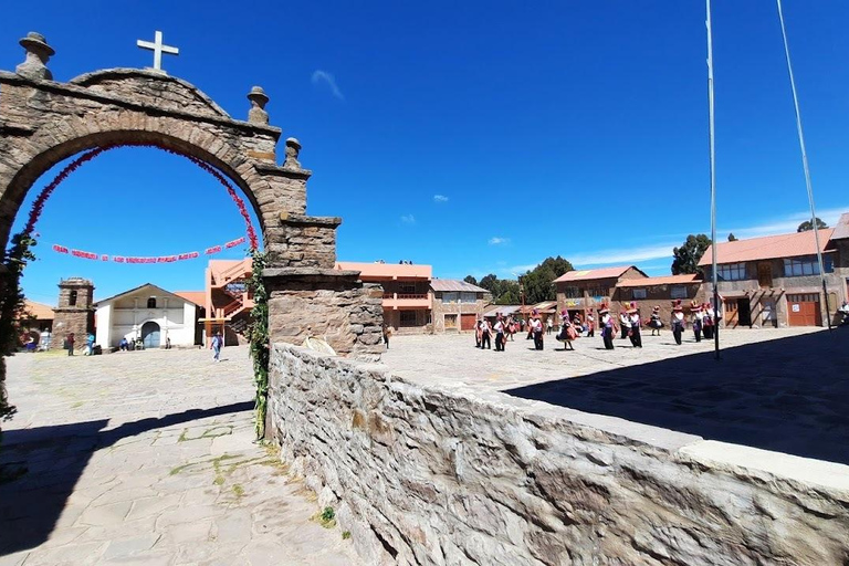 Puno : Journée complète sur les îles flottantes des Uros + Taquile + guide parlant anglais/espagnol