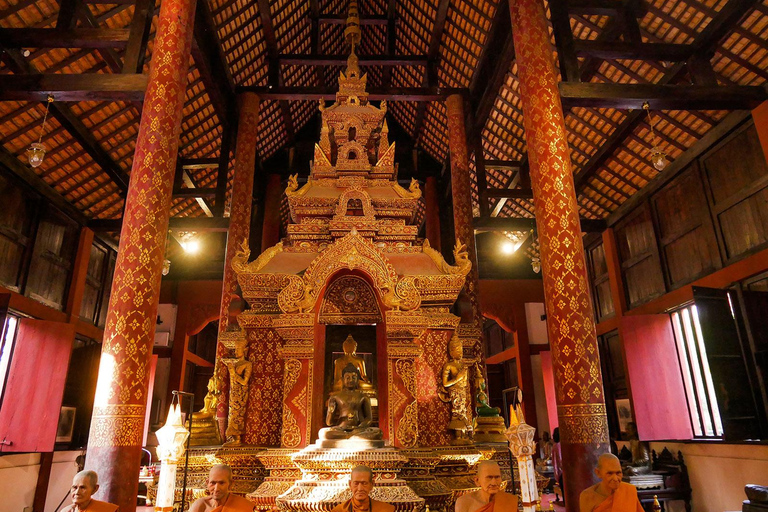 Chiang Mai : Visite nocturne des temples et de la cuisine de rue en tuk tuk