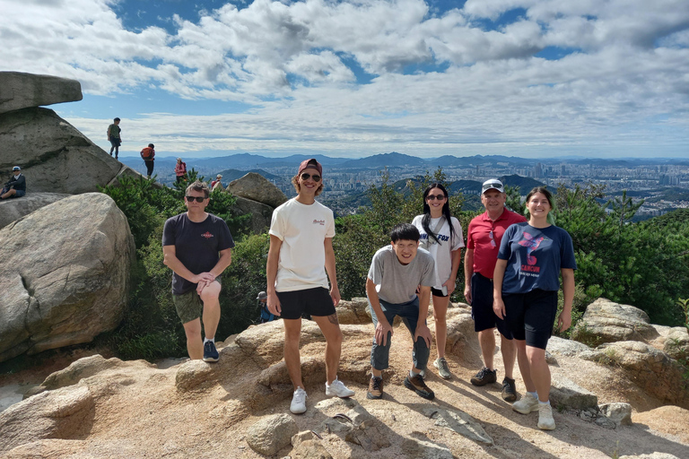 Excursión a pie por la montaña Bukhansan - 6 horas