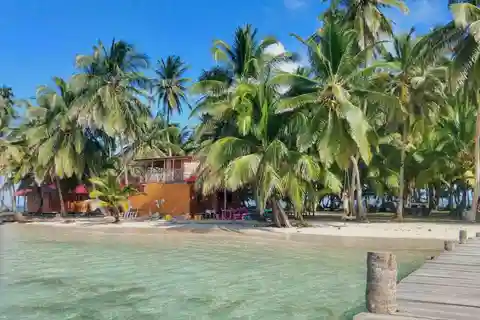 Noche en la Isla de San Blas y los Cayos Limón con tour en barco