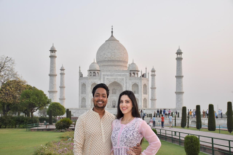 From Delhi: Shared Taj Mahal Guided Tour by Train