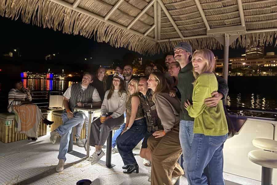 Tiki-Nächte – Lichter der Stadt: Party-Bootstour auf dem Fluss in Portland. Foto: GetYourGuide