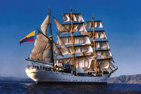 帆船 ニューヨーク：Sail4th America 250 大型帆船 サンセット プレビュー