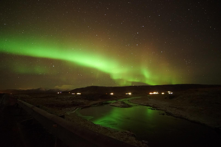 Reykjavik: Northern Lights Minibus Tour with Hot Chocolate