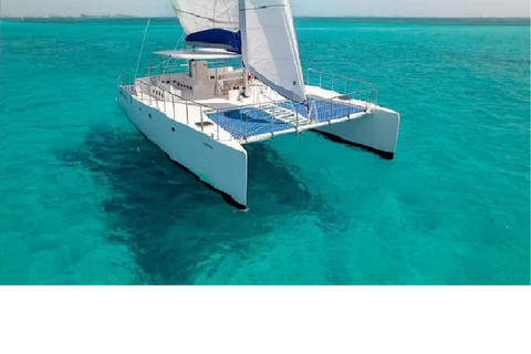 Luxury catamaran tour to Isla Mujeres (lunch+transportation)