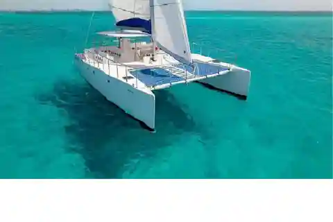 Luxury catamaran tour to Isla Mujeres (lunch+transportation)